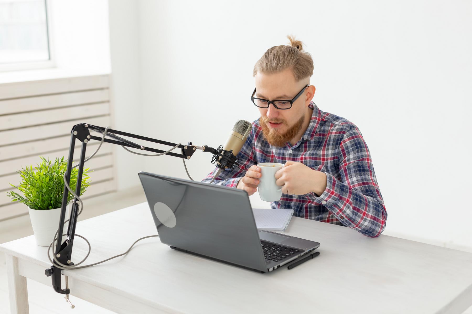 Podcast online aufnehmen in Top-Qualität: So funktioniert’s mit Riverside (Update 2025)